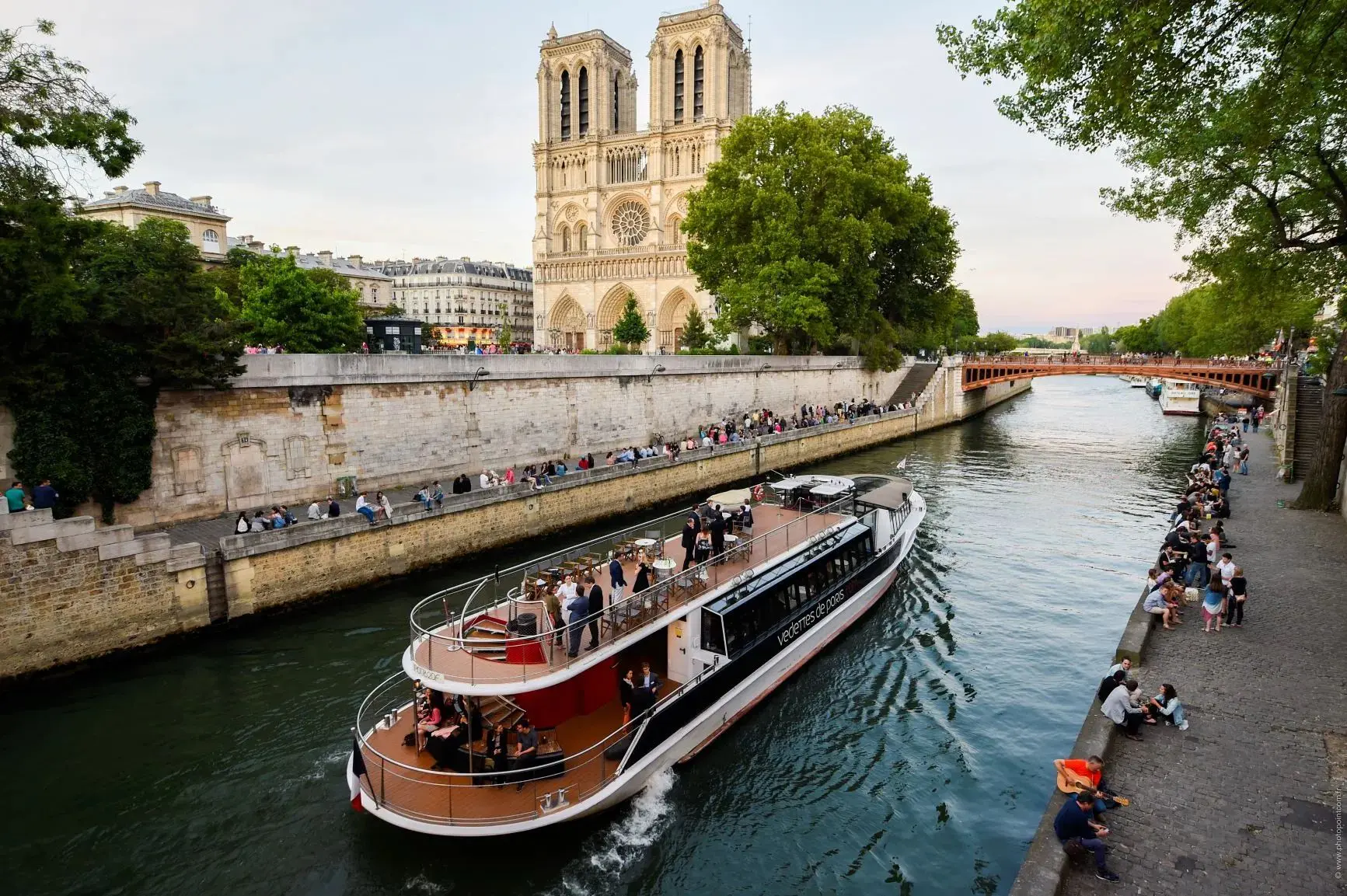 Paris City Tour Hop On-Hop Off with Seine Cruise in Paris