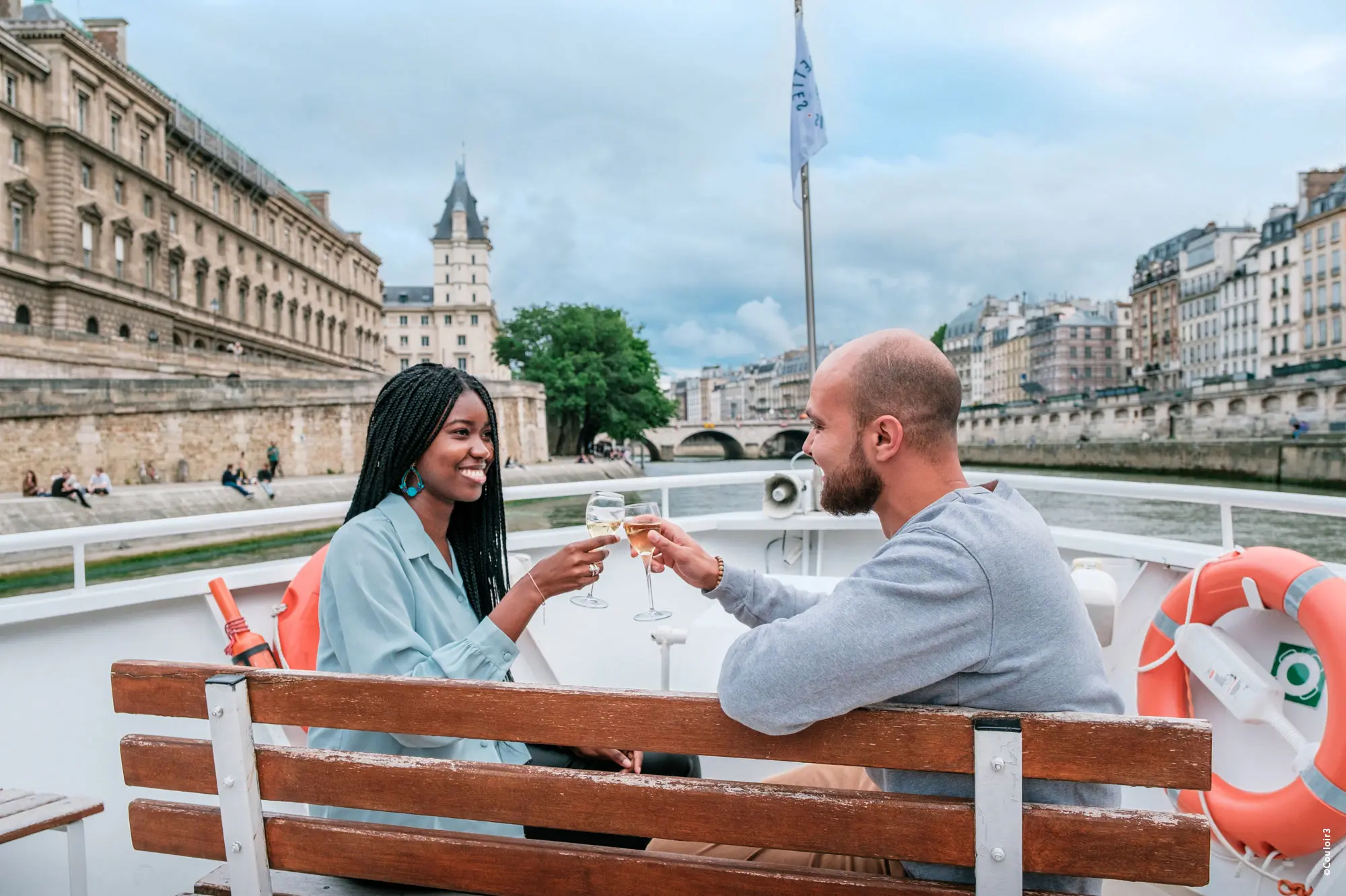 Vedettes de Paris Seine Sightseeing Cruise with Champagne in Paris