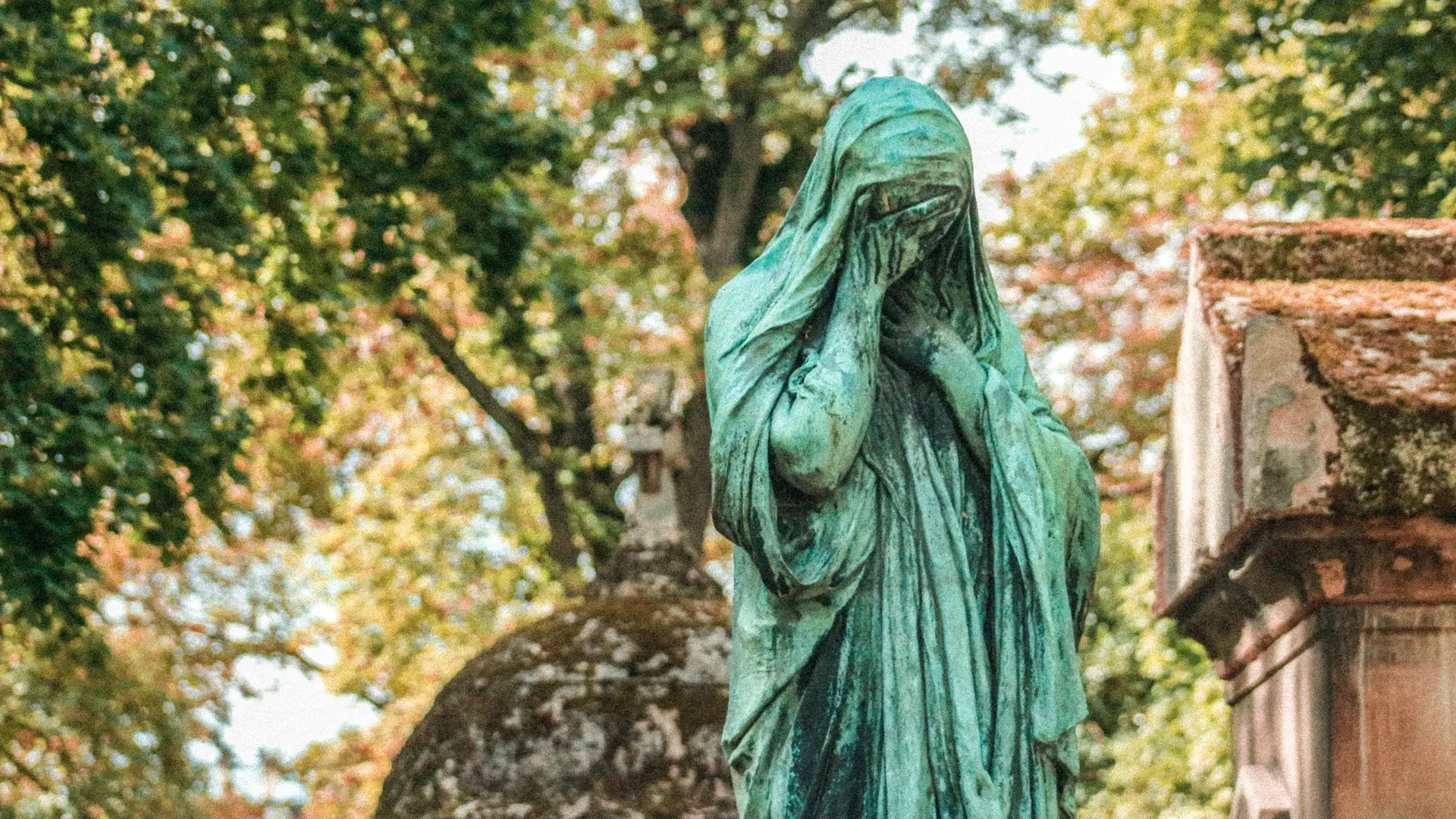 The famous graves of Pere Lachaise podcast tour in Paris