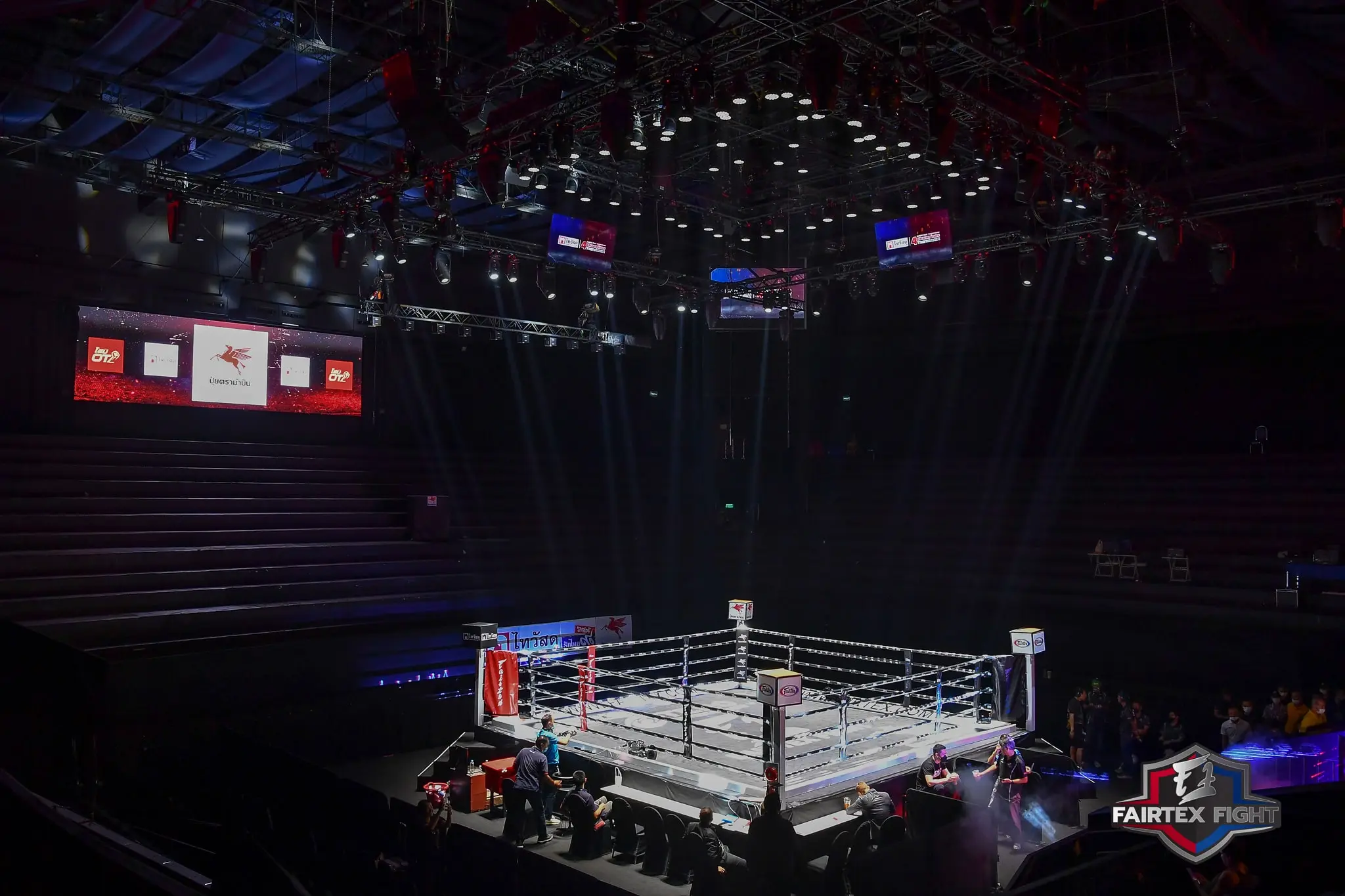 MuayThai Match at Lumpinee Boxing Stadium in Bangkok - Photo 7