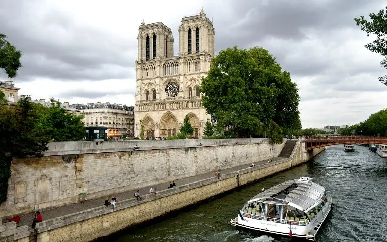 History & Treasures Tour in Paris