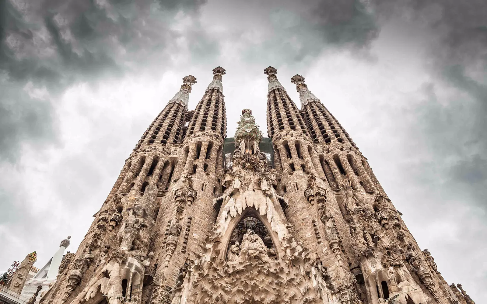 Fast Track Guided Tour of Sagrada Familia with Tower Access in Barcelona