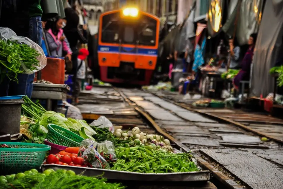 From Bangkok : Meaklong Railway Market and Damnoensaduak Floating Market with English Guide in Bangkok - Photo 4