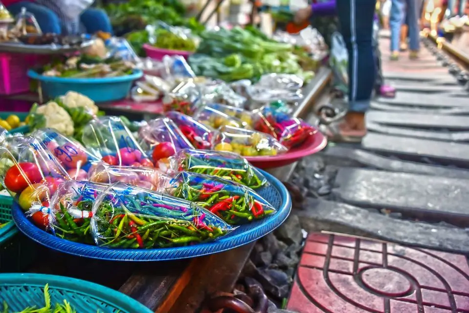 From Bangkok : Meaklong Railway Market and Damnoensaduak Floating Market with English Guide in Bangkok - Photo 5