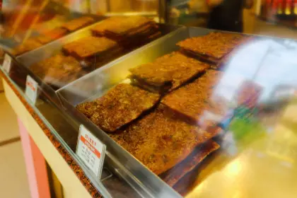 Singapore Foodie Experience with 5 Tastings Private Evening Guided Tour in Singapore - Photo 2