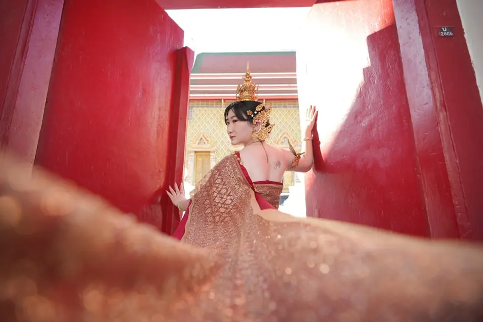 Thai Glam Studio, Thai Costume Rental at Wat Arun in Bangkok