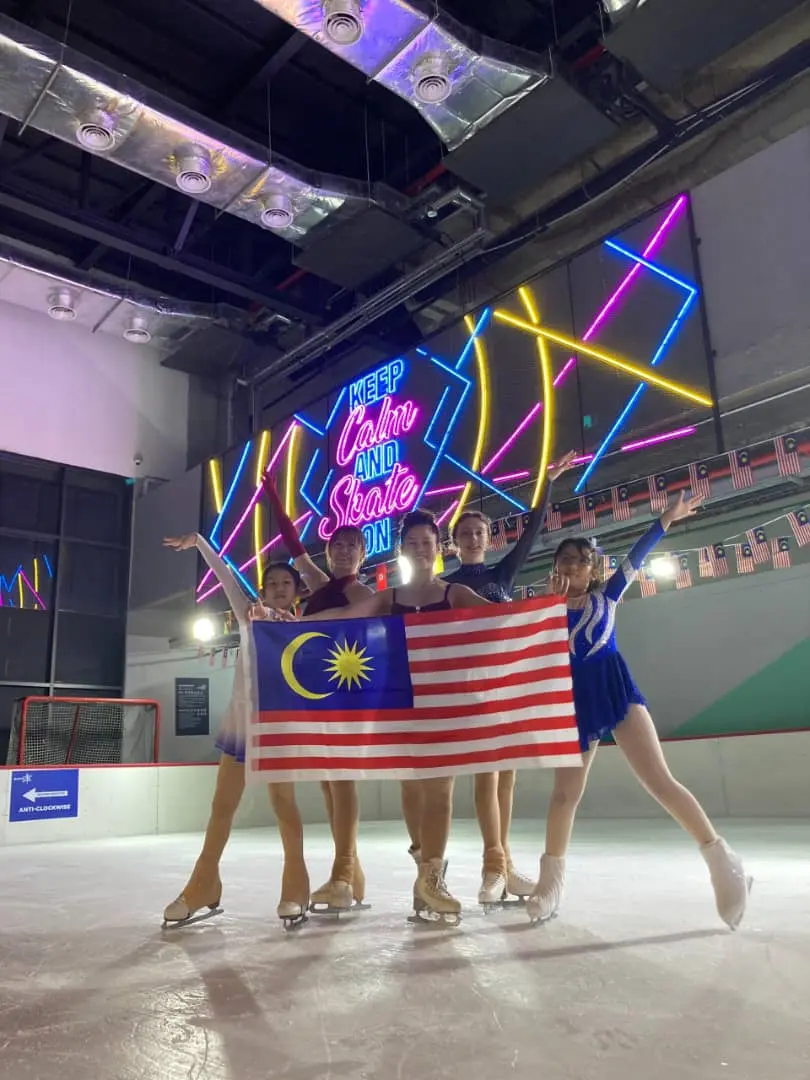 Blue Ice Skating Rink @ Sunway 163 Mall in Kuala Lumpur - Photo 4