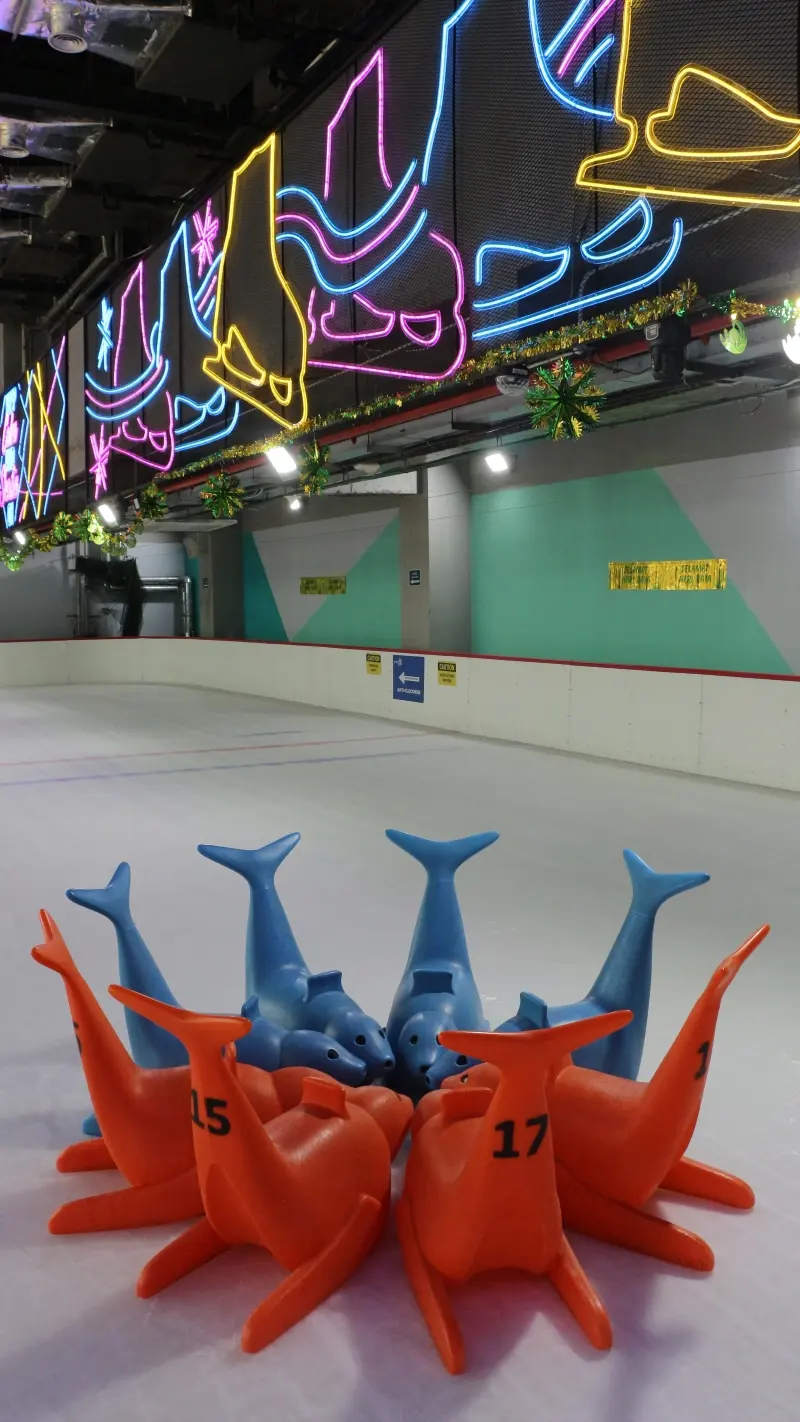 Blue Ice Skating Rink @ Sunway 163 Mall in Kuala Lumpur - Photo 6