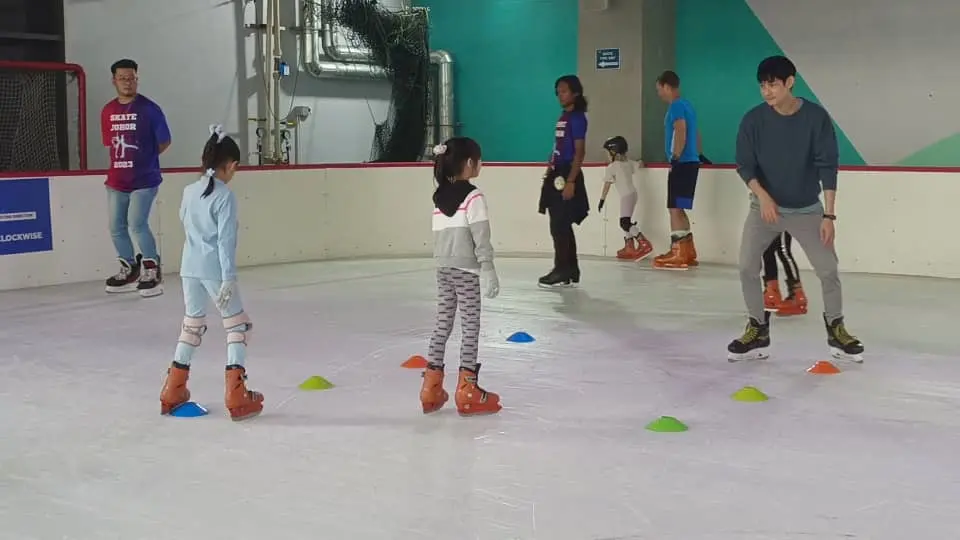Blue Ice Skating Rink @ Sunway 163 Mall in Kuala Lumpur - Photo 7