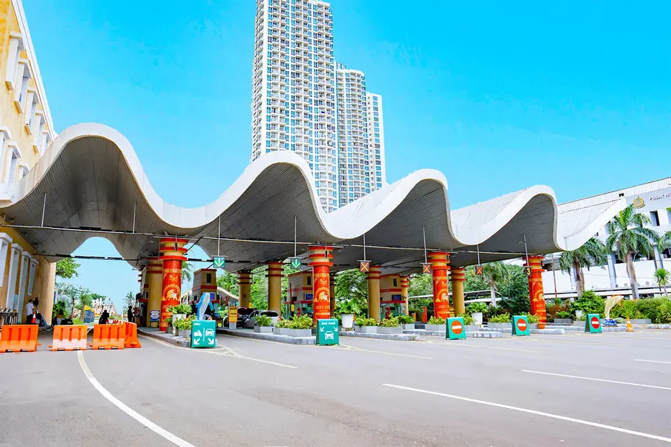 Ancol Entrance Gate in Jakarta - Photo 5