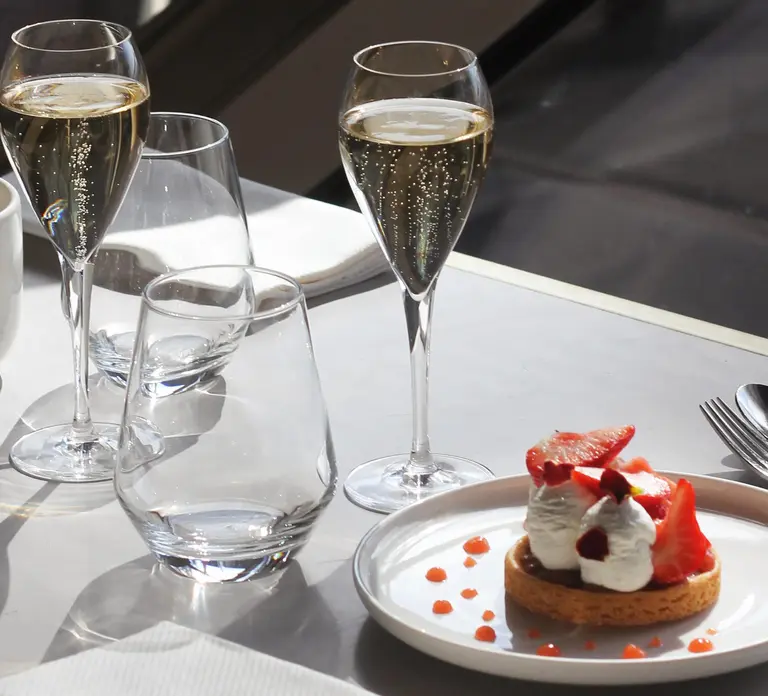 Paris: Eiffel Tower's Madame Brasserie 3-course lunch 12:00 in Paris - Photo 2