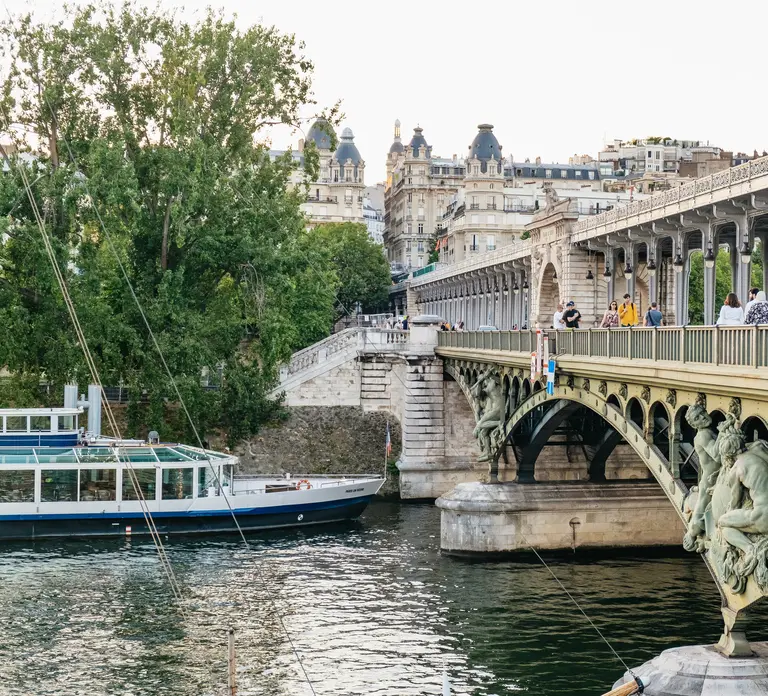 Paris: Seine River Panoramic Views Dinner Cruise Paris: Seine River Panoramic Views Dinner Cruise in Paris - Photo 10