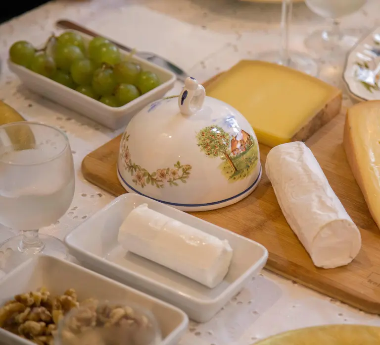 Paris: Wine and Cheese Tasting with a Chef Sommelier in Paris