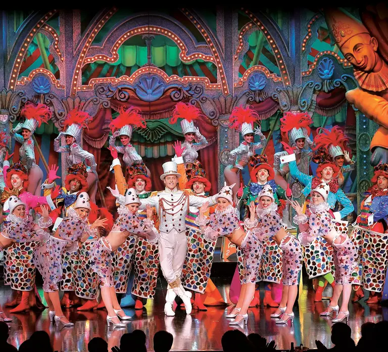 Paris: Moulin Rouge Dinner Show, Champagne, and Transport in Paris