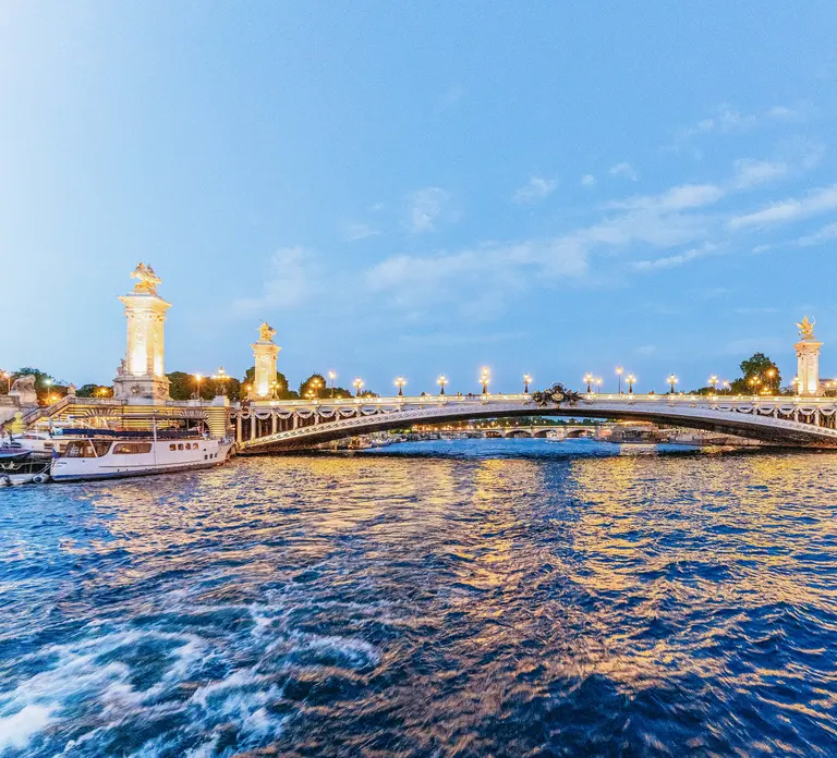 Paris: 3-Course-Dinner Cruise on the Seine with live music in Paris