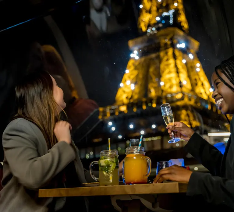 Paris: Seine River Champagne Dinner Cruise with Live Music in Paris