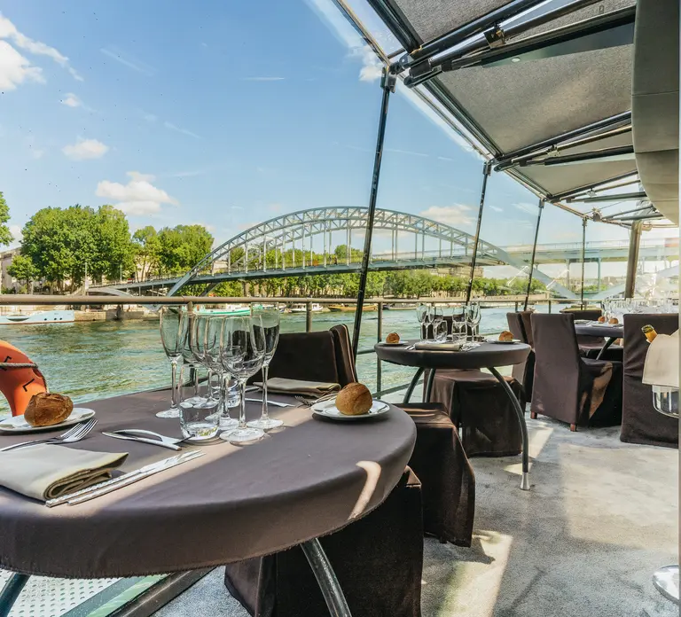 Paris: 2-Hour River Seine Lunch Cruise with 3-course-menu in Paris