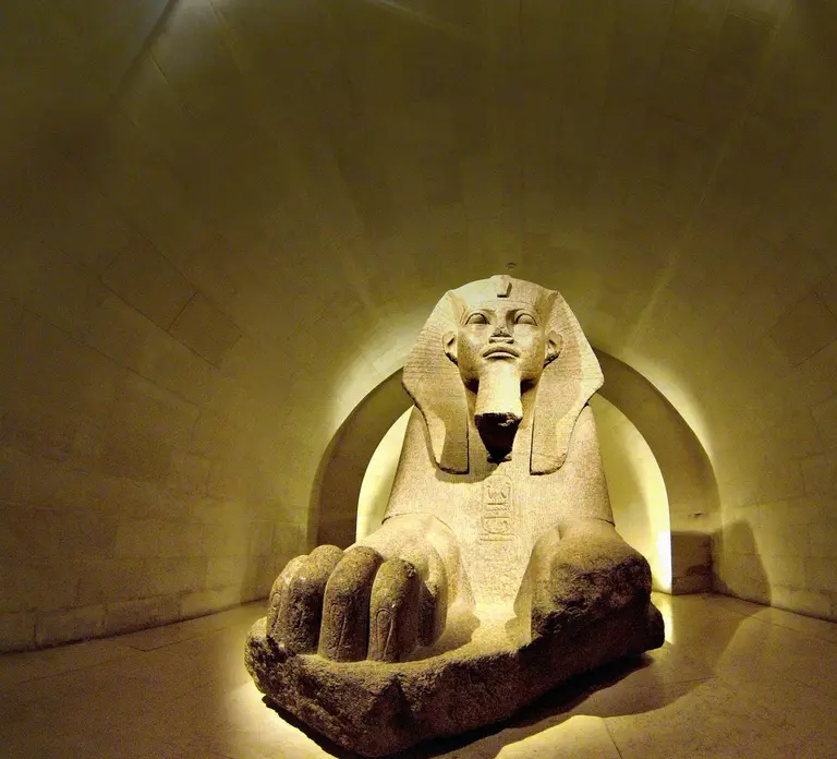 Night at the Louvre Museum: 6-people Max Guided Exploration in Paris