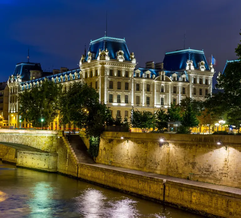 Paris: Ghosts, Legends & Mysteries Evening Walking Tour in Paris
