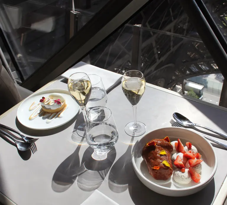 Paris: Sophisticated dining with Drinks at the Eiffel Tower in Paris - Photo 9
