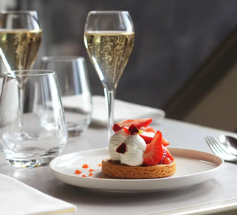 Paris: Sophisticated dining with Drinks at the Eiffel Tower in Paris