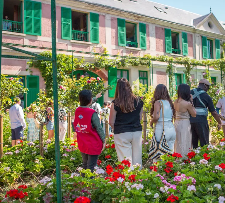 From Paris: Day Trip to Giverny & Versailles with Lunch in Paris