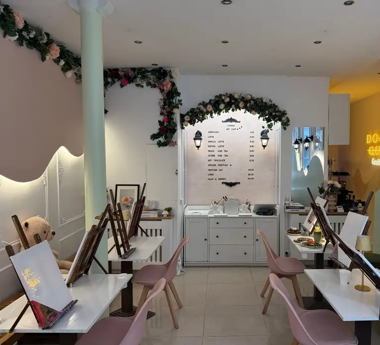 Paris : Painting experience in an art cafe in Paris