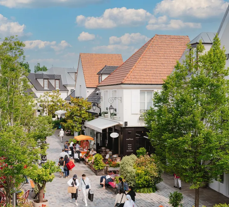 Paris: Vallée Village Outlet Shopping Day Paris: Vallée Village Outlet Shopping Day in Paris - Photo 6