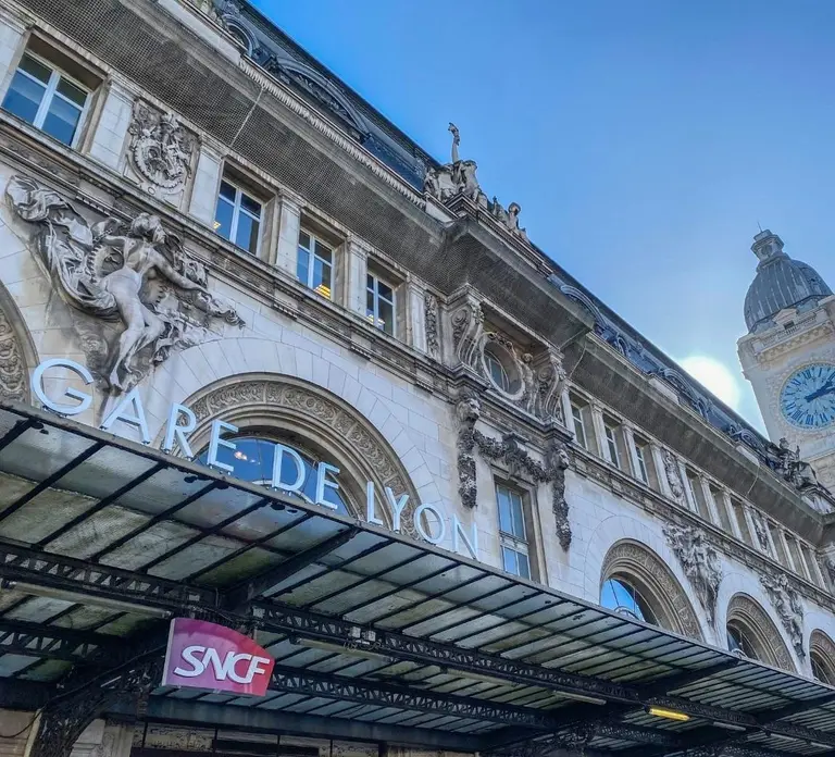 Paris: Private 1-Way Train Station to Hotel Transfer Paris: Private 1-Way Train Station to Hotel Transfer in Paris - Photo 3