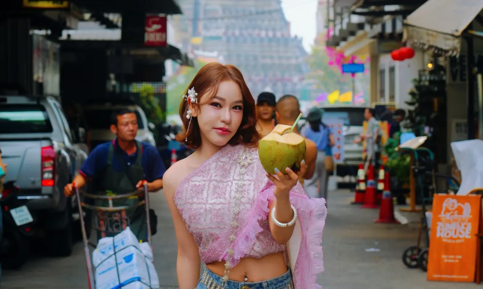 Bangkok Wat Arun & Tha Tien Half-Day Photography Tour with Thai Sash in Bangkok