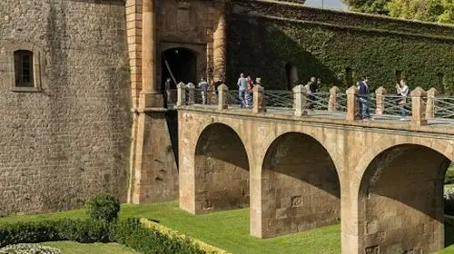 Barcelona Old Town & Montjuïc Tour: Castle Visit and Cable Car Ride Day Tours in Barcelona