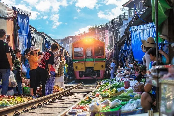 Join Tour Floating Market + Meklong Bus Tour (Meeting Point at Asok Terminal 21 or Robinson Department, BTS Asoke) in Bangkok