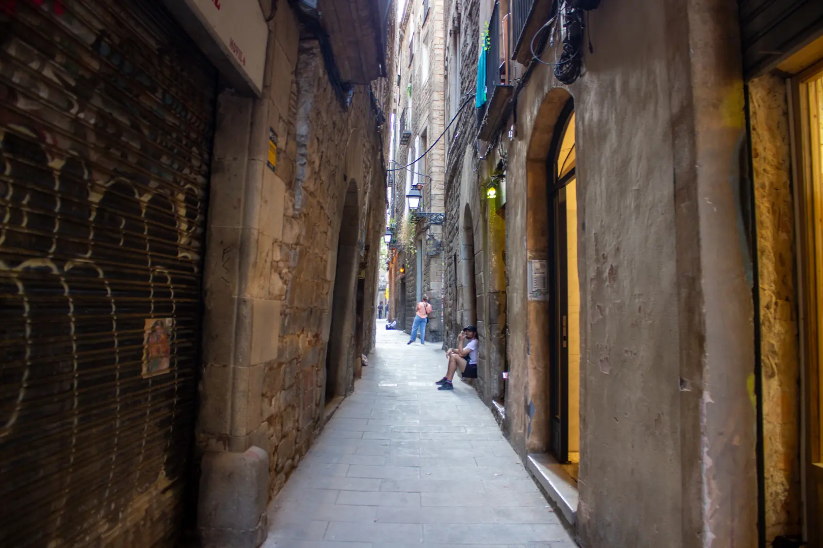 Walking Tour through the Gothic Quarter of Barcelona with Tapas in Barcelona
