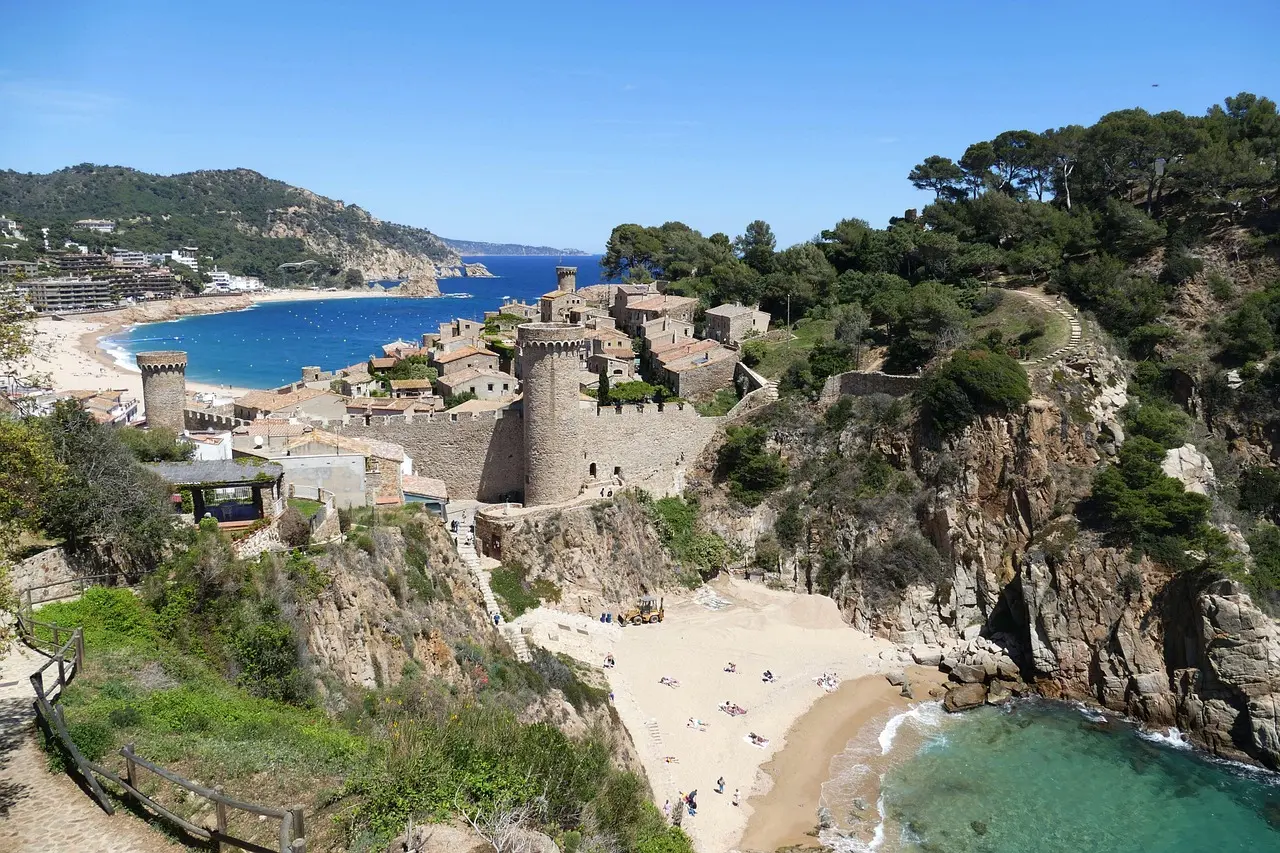 Girona and Tossa de Mar Day Trip from Barcelona in Barcelona