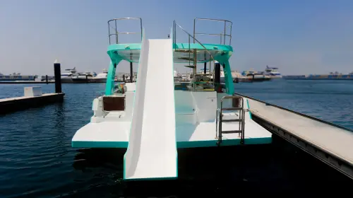 Dubai Yacht: 40ft Jump Party Boat Private Yacht Tour Transport Passes in Dubai